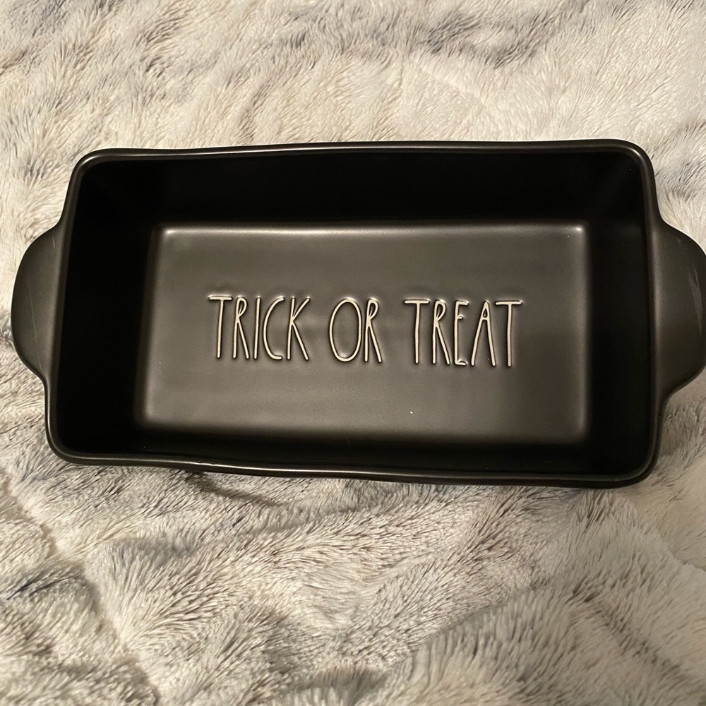 Rae dunn trick or treat bread baker